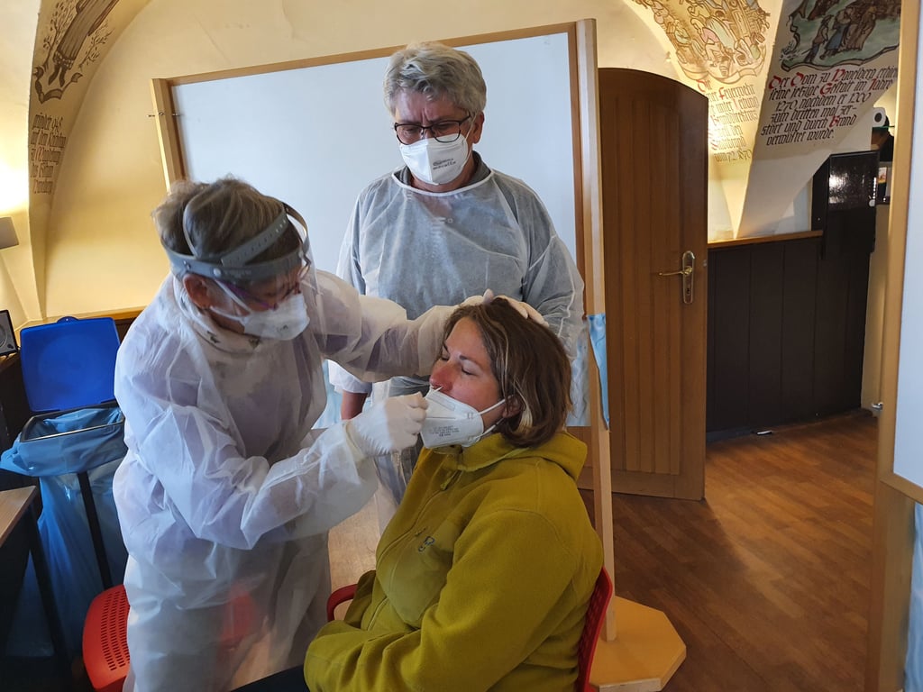 Karin Naglo (links) und Bärbel Scheel (hinten) gehören zu den freiwilligen Mitarbeiterinnen im Havelberger Testzentrum. Ab sofort sind die Schnelltests hier kostenpflichtig.