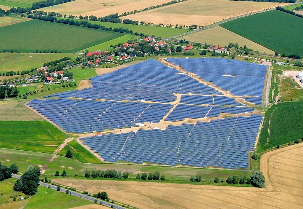 Solarpark bei Calvörde aus der Luft. Photovoltaik ist ein Aspekt, den Haldensleben ausbauen möchte.