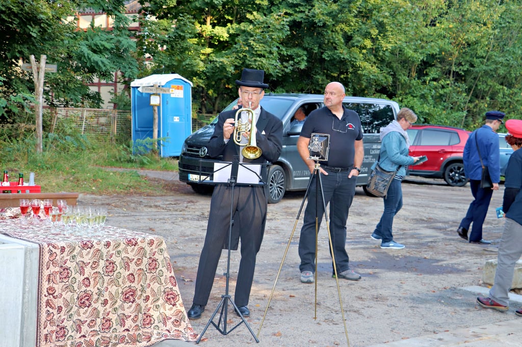 Betriebsdirektor Magnus Wolfradt alias Carsten Müller begrüßte die Fahrgäste musikalisch.