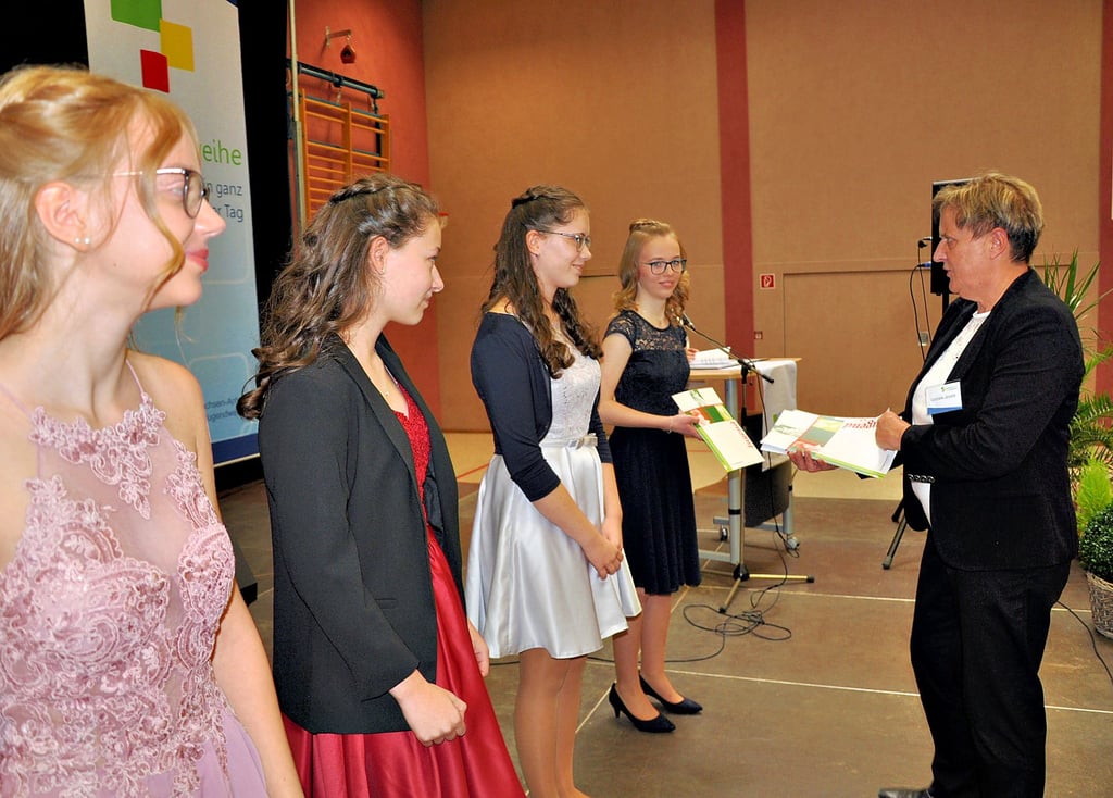 Gabriele Jacobs vom Landesverband der Interessenvereinigung Jugendweihe war erste Gratulantin auf der Bühne. 97 Schülerinnen und Schüler erhielten in Osterburg ihre Jugendweihe.
