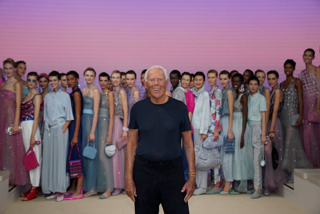 Giorgio Armani mit seinen Models nach der Show der Frühjahr-Sommer-Kollektion 2022