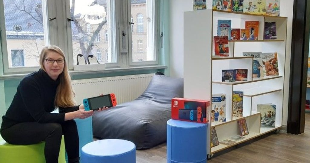 Kinder- und Jugendbibliothekarin Ulrike Leps freut sich, dass sich in Zerbst so viele Dritt- bis Achtklässler am 12. Lesesommer XXL beteiligt haben.