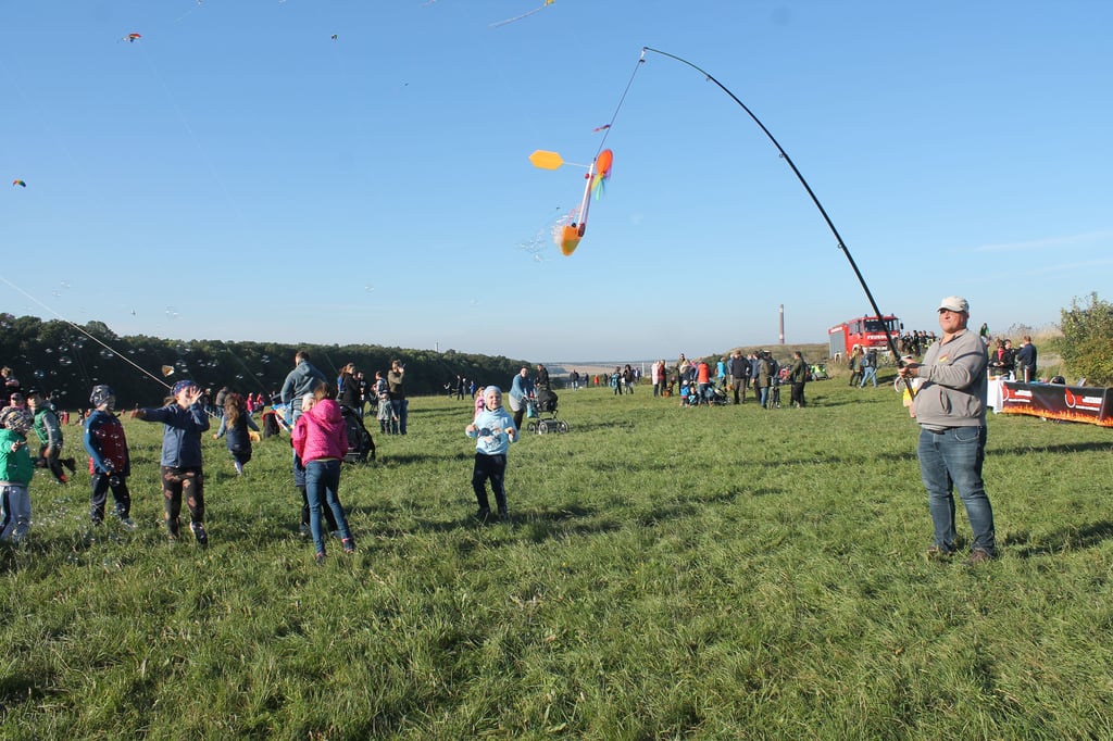 Mit einer ebenso wirksamen wie geheimen Rezeptur für eine Seifenblasen-Flüssigkeit sorgten Mitglieder des Hannoveraner Drachenvereins am Sonnabend für den Hingucker des Drübecker Drachenfestes.
