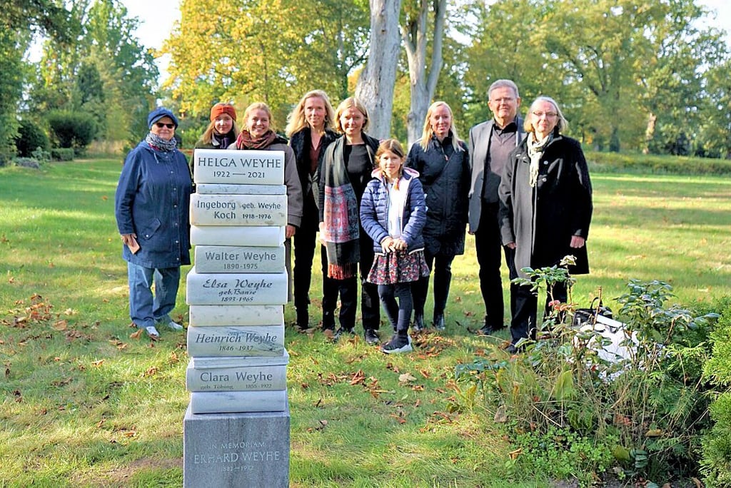 Die Familie von Helga Weyhe bei der Veröffentlichung des Steins auf dem Altstädter Friedhof in Salzwedel.