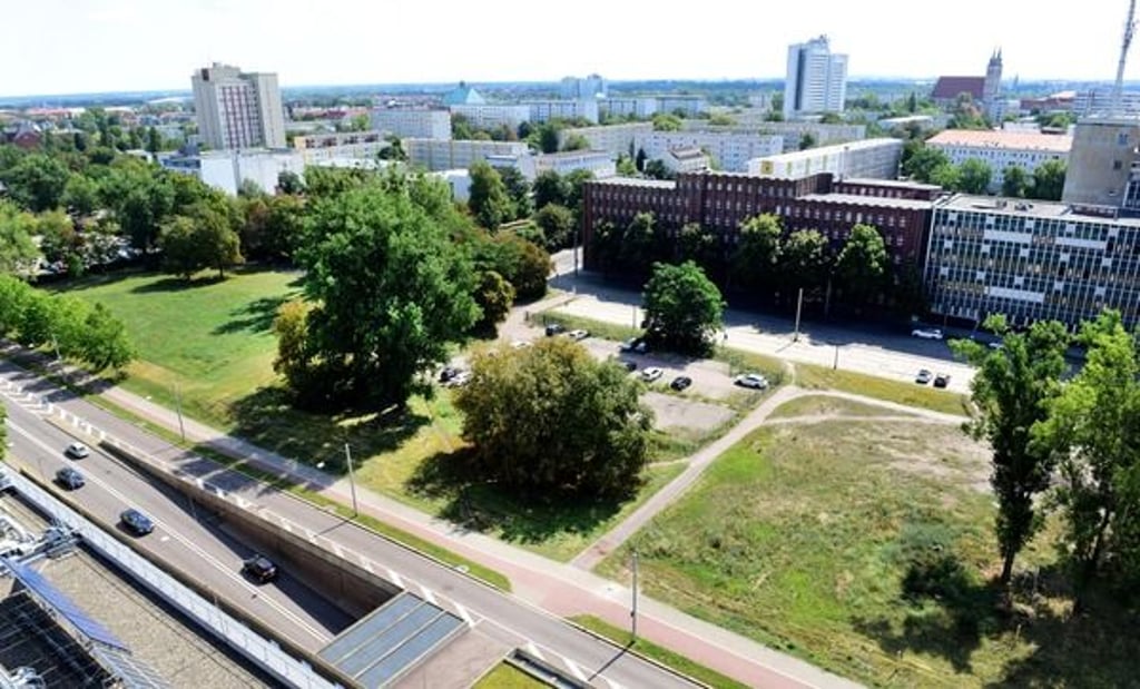 Auf dieser Fläche am Magdeburger Universitätsplatz soll die neue Schule - die größte der Stadt - entstehen.