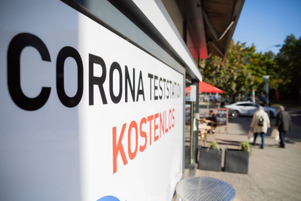 „Corona Teststation kostenlos“ steht auf einem Schnelltestzentrum.