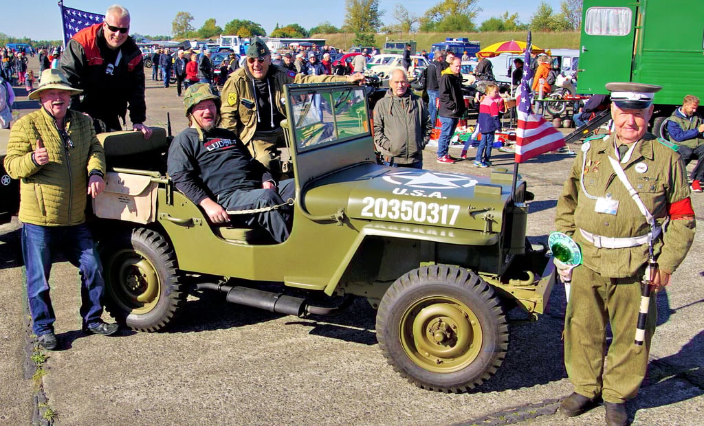 Die Organisatoren des Old- und Youngtimer-Treffens auf dem Flugplatz in Borstel ließen sich in einem alten Jeep fotografieren.