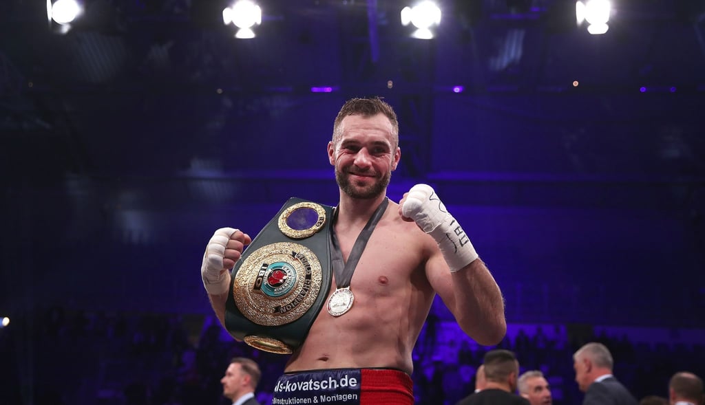 Dominic Bösel jubelt nach dem Kampf mit dem WM-Gürtel der IBO.