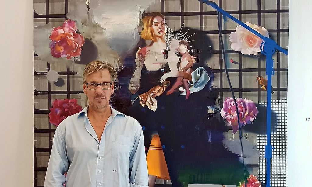 Maler Rayk Goetze stellt bis zum 30. Oktober in der Galerie Fabra Ars aus. Auf dem Bild ist er vor einem seiner großflächigen Werke zu sehen. Goetze zählt zu den interessantesten Malern der Neuen Leipziger Schule. 