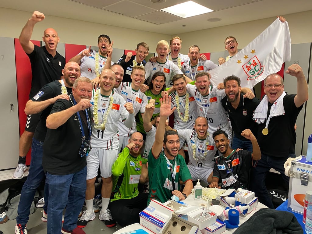 Die Mannschaft des SC Magdeburg jubelt in ihrer Kabine.