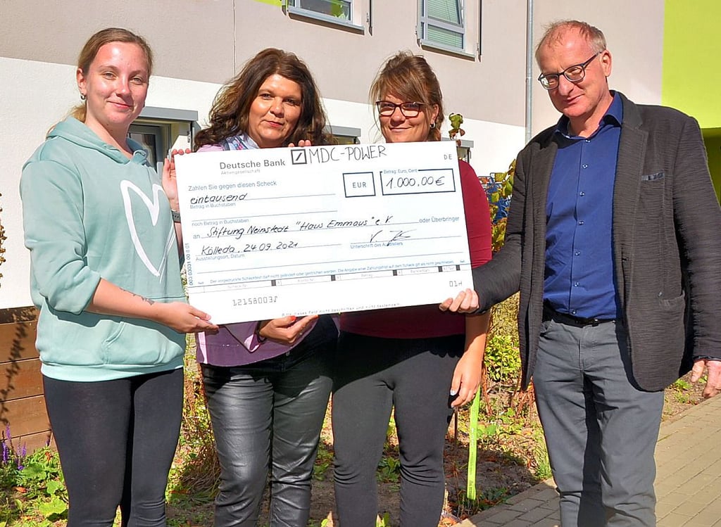 Celine Alperstedt übergibt einen Scheck in Höhen von 1000 Euro an die Teamleiterinnen vom „Haus Emmaus“ Eileen Wunderlich, Karen Jebauer und Bereichsleiter Jens-Uwe Pfalzgraf.