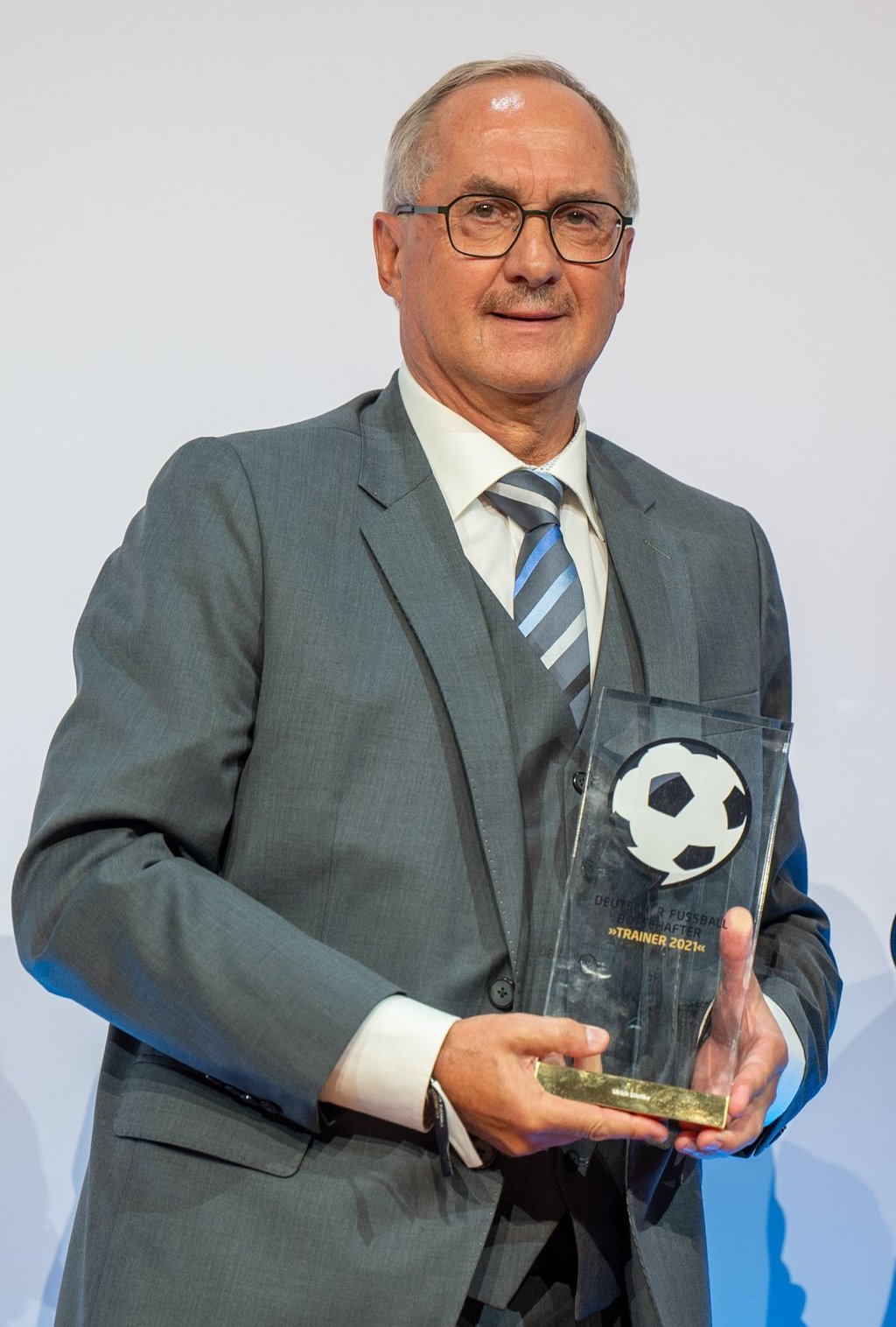 Uli Stielike, ehemaliger Fußballspieler und Trainer, bei der Award-Verleihung 2021 des Deutschen Fußball-Botschafters.