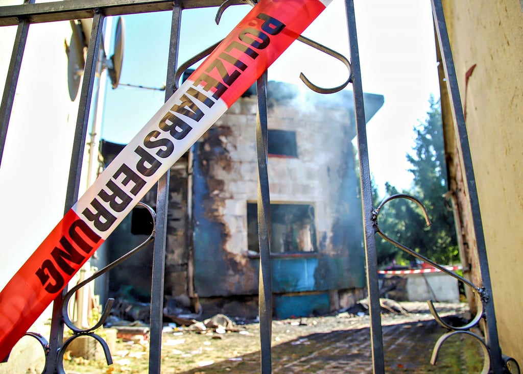 Die abgebrannte Laube in Coswig. Die Polizei hat den Brandort „beschlagnahmt“.