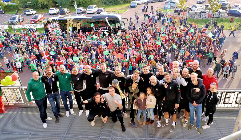 Rund 300 Fans bereiteten dem neuen Klub-Weltmeister SC Magdeburg einen würdigen Empfang an der Getec-Arena. Einer Wiederholung im kommenden Sommer sind Anhänger und Mannschaft nicht abgeneigt.