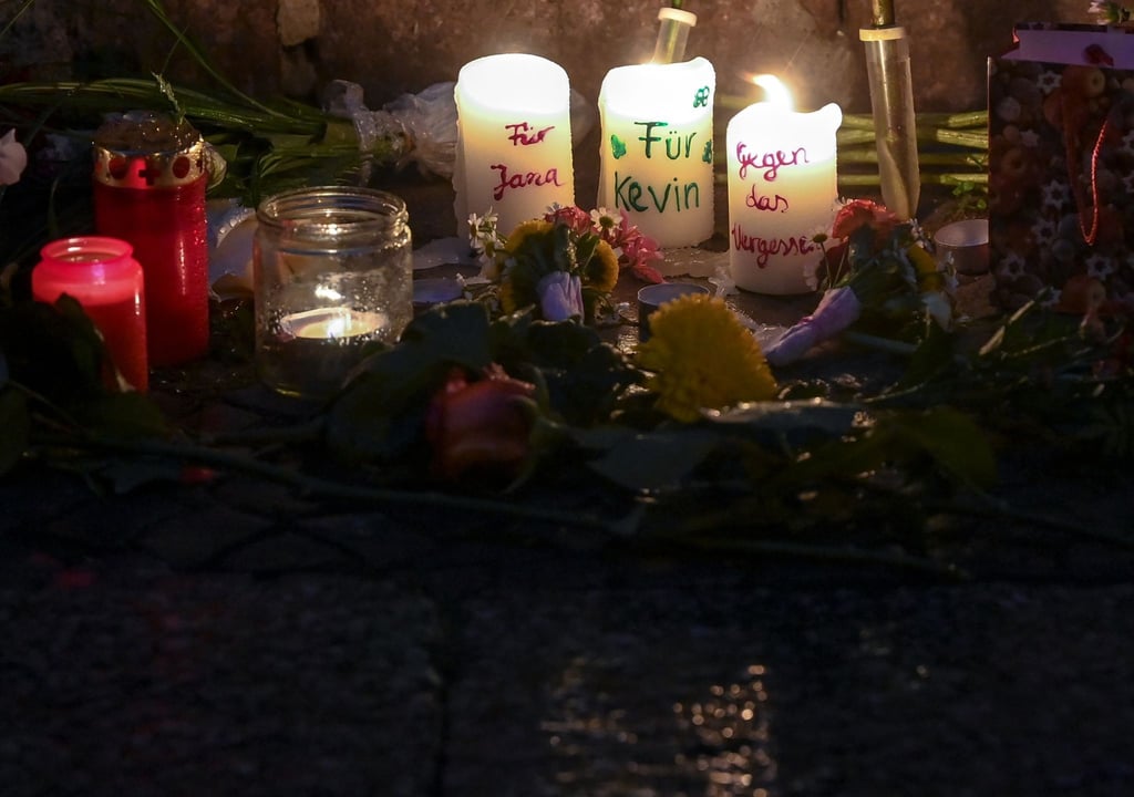 Kerzen brennen zum Gedenken an den Terroranschlag vor Halle/Saale vor der Synagoge.