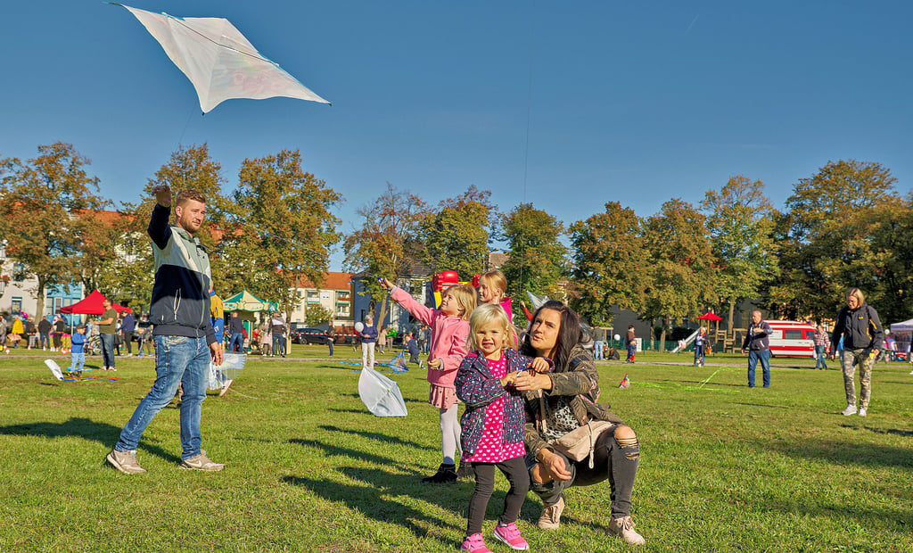 Familie Wachtel, Mama Antea, Papa Marcel und die Töchter Jenna und Julie, hatte beim Drachenfest in Haldensleben viel Spaß.