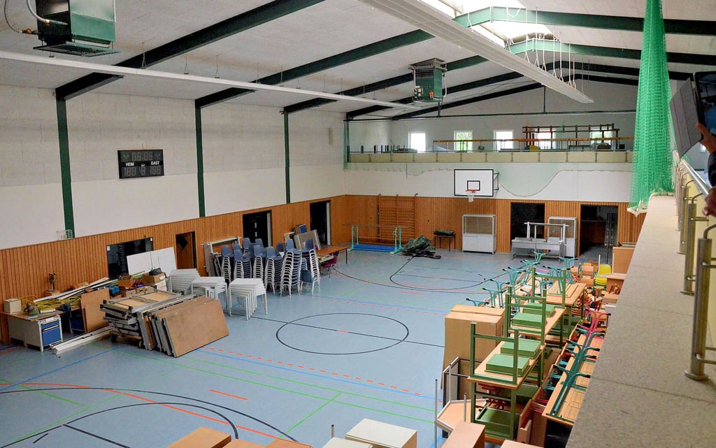 In der Sporthalle werden derzeit Tische und Stühle aus der Grundschule Nord gelagert. Diese sollen laut Angaben der Stadt nach der Sanierung der Staßfurter Grundschule in das neue Gebäude zurückgehen.