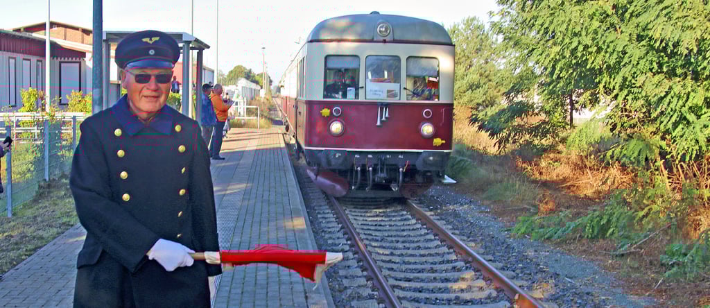 Der Möckeraner Ex-Bahner Ernst Theuerkauf signalisierte am Sonnabend symbolisch den Stopp des Triebwagens in Möckern.