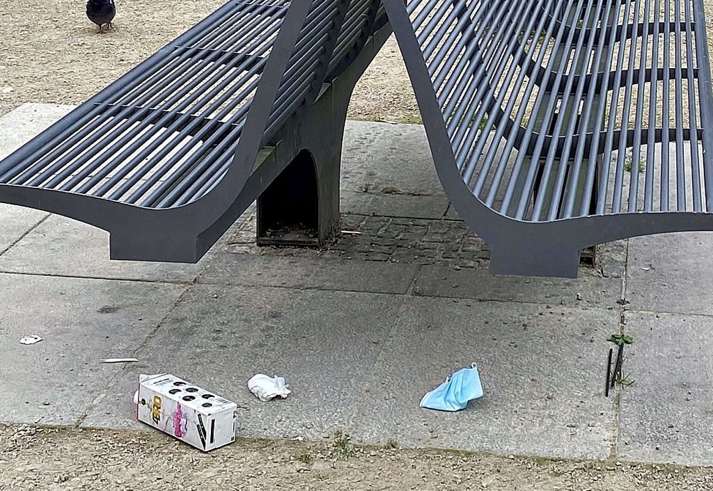 Eine gebrauchte Maske und ein Tetrapack liegen auf dem Boden am Winckelmann-Platz in Stendal.