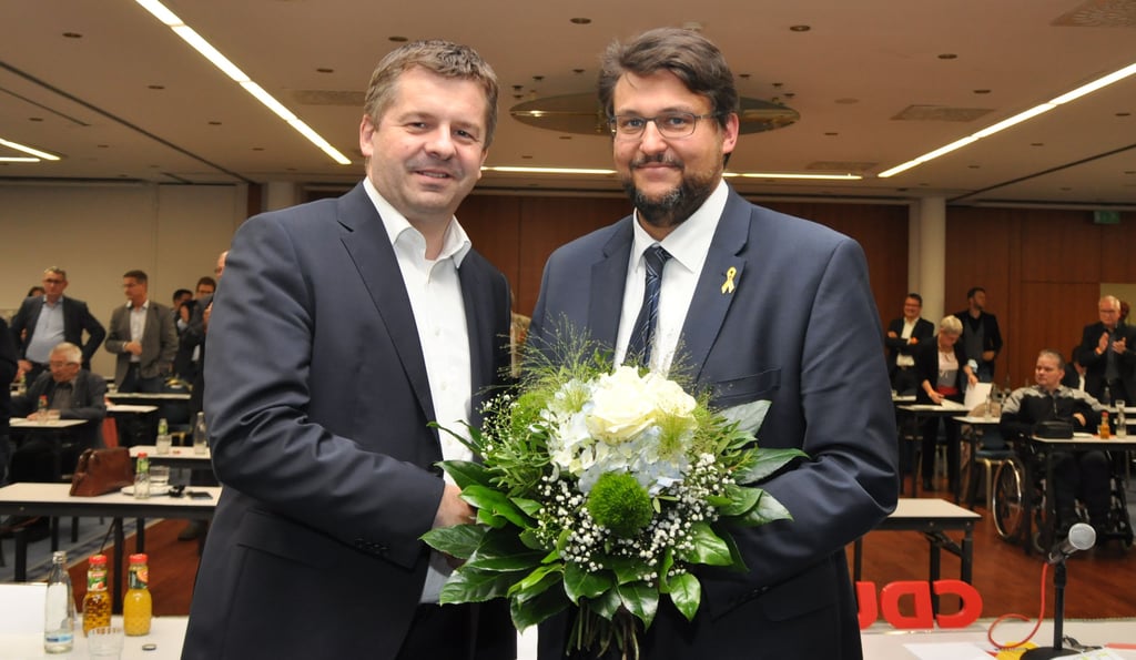 CDU-Landeschef Sven Schulze (links) gratuliert Tobias Krull zur Nominierung als Kandidat zur OB-Wahl 2022 in Magdeburg.