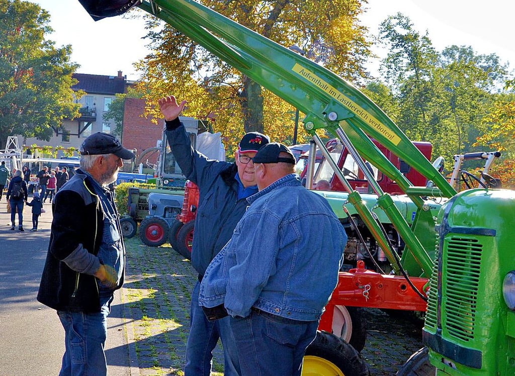 Fachsimpeln stand auch bei der siebten Auflage des Schönebecker Traktorentreffens am Sonnabend, 9. Oktober 2021 auf dem Gelände des Imuset hoch im Kurs. Wolfgang Meyer aus Welsleben (mitte) ist seit der ersten Auflage des Treffens mit seinem Geräteträger RS09 dabei.