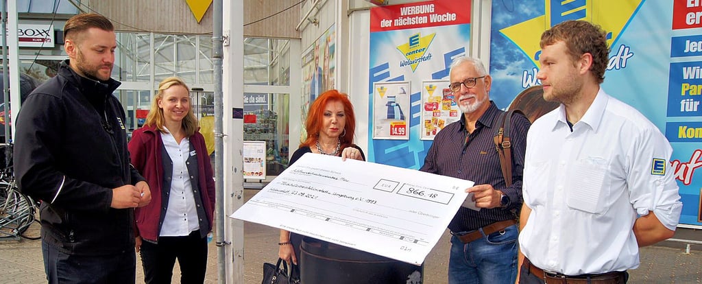 E-Center-Mitarbeiter Gordon Wermuth (v.l.) und Katharina Wienecke übergeben den Scheck an Marlies Müller und Otfried Müller. Das freut auch Maximilian Liebrecht.