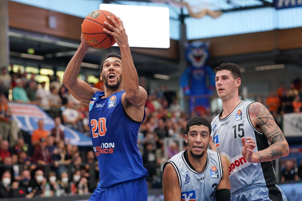 Basketballer vom Syntainics MBC setzen sich gegen die Hakro Merlins Crailsheim durch.