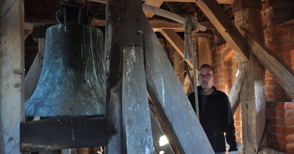 Seit dem Heiligen Abend 2016 schweigt die Bronzeglocke der Dobbruner Kirche. Grund dafür sind Schäden am Glockenstuhl, die nach Angaben von Pfarrer Gordon Sethge noch 2021 beseitigt werden sollen.