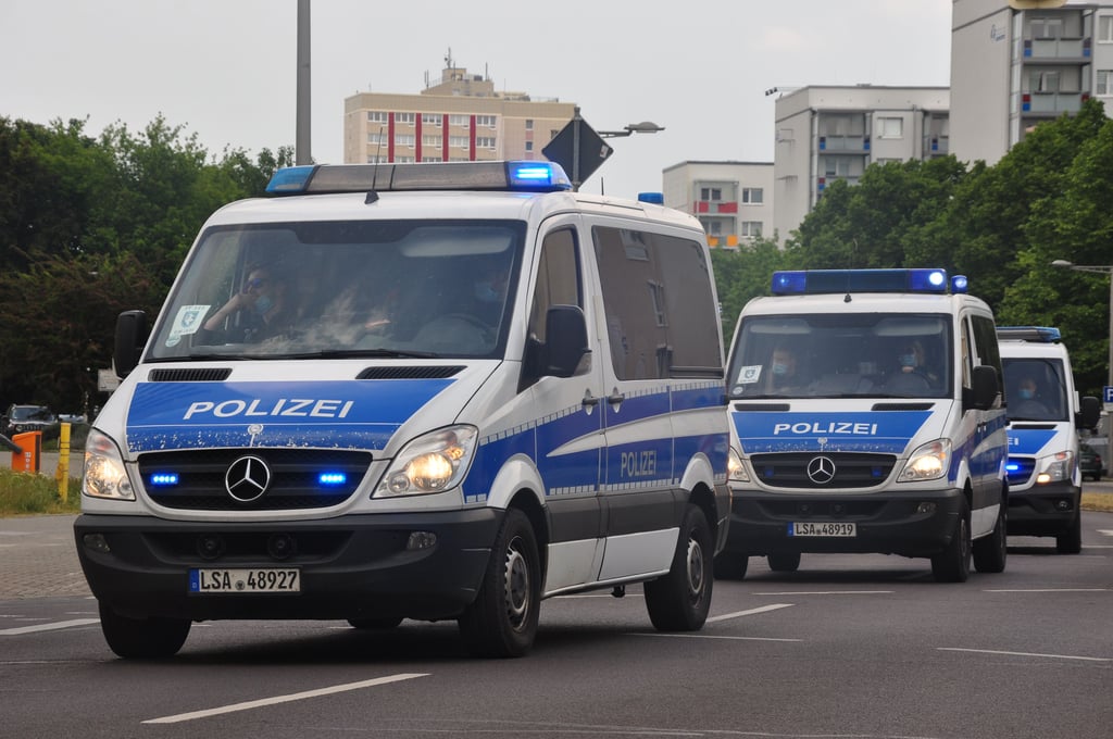 Fahrzeuge der Landespolizei Sachsen-Anhalt bei einem Einsatz. Symbolfoto: Martin Rieß