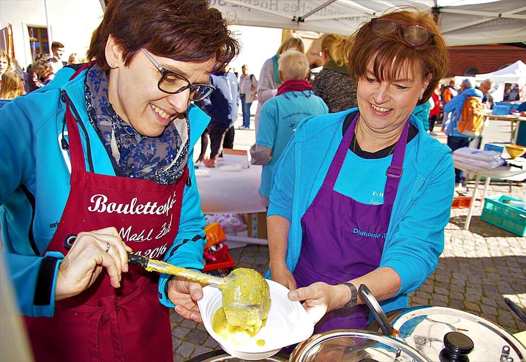 Ramona Höppner-Nitsche (links) und und Anke Briest schenken in Stendal Linsencurry-Suppe aus.