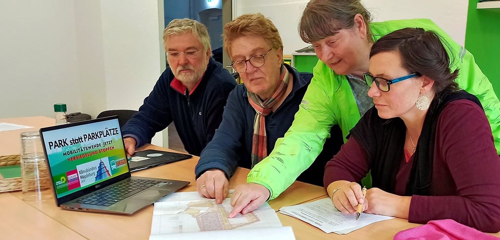Hartwig Haase (von links), Jürgen Canehl, Renate Fiedler und Franka Kretschmer bereiteten gestern die für Dienstag geplanten Proteste vor.