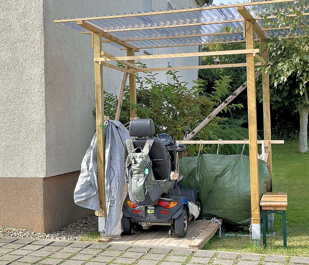 Das ist der umstrittene Carport von Gerhard Vollmer in der Gierslebener Straße in Hecklingen. Die Stadt hält ihn unter anderem für zu wackelig.