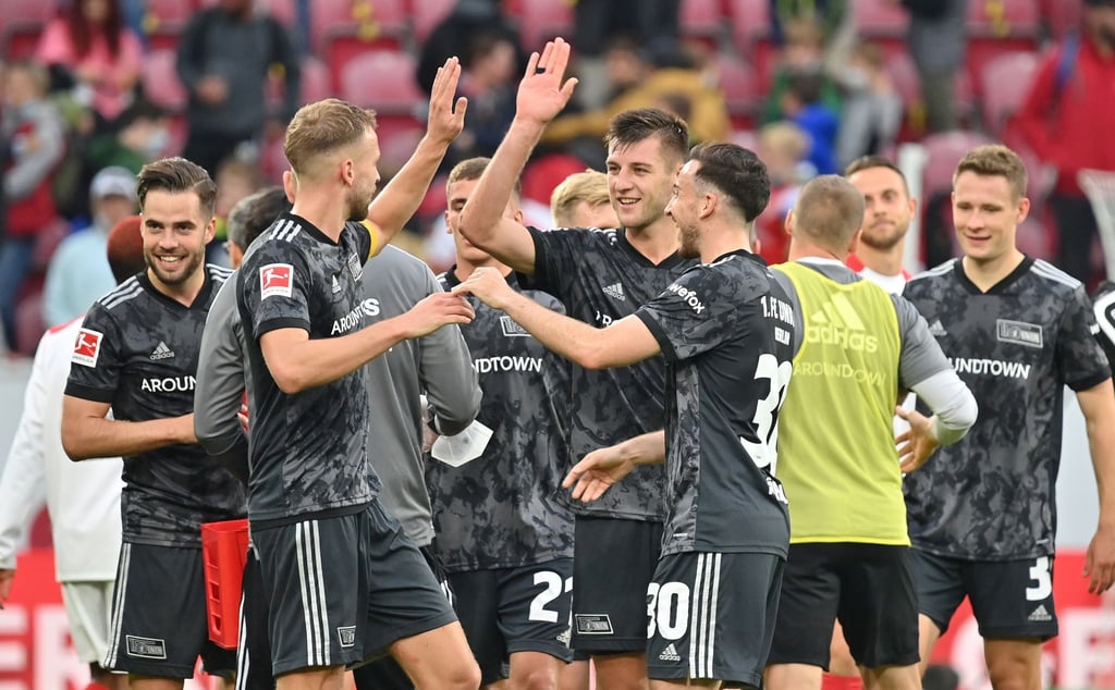 Die Berliner Mannschaft jubelt nach dem Schlusspfiff.