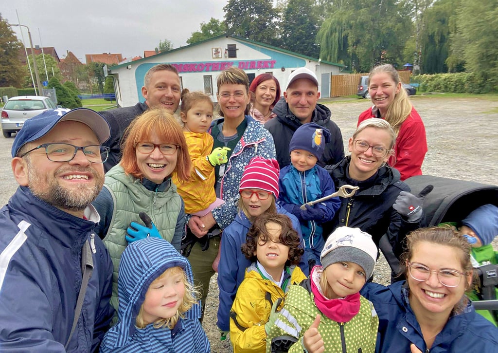 Auf einem „Selfi“ die große Osterwiecker Müllsammelgruppe vereint. Nicht nur beim World Cleanup Day trägt sie zu einer sauberen Heimatstadt bei, auch sonst im Jahr ist sie dem Unrat anderer Leute auf der Spur.