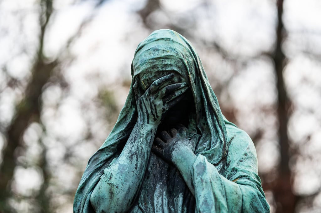 Statue Weinende Frau