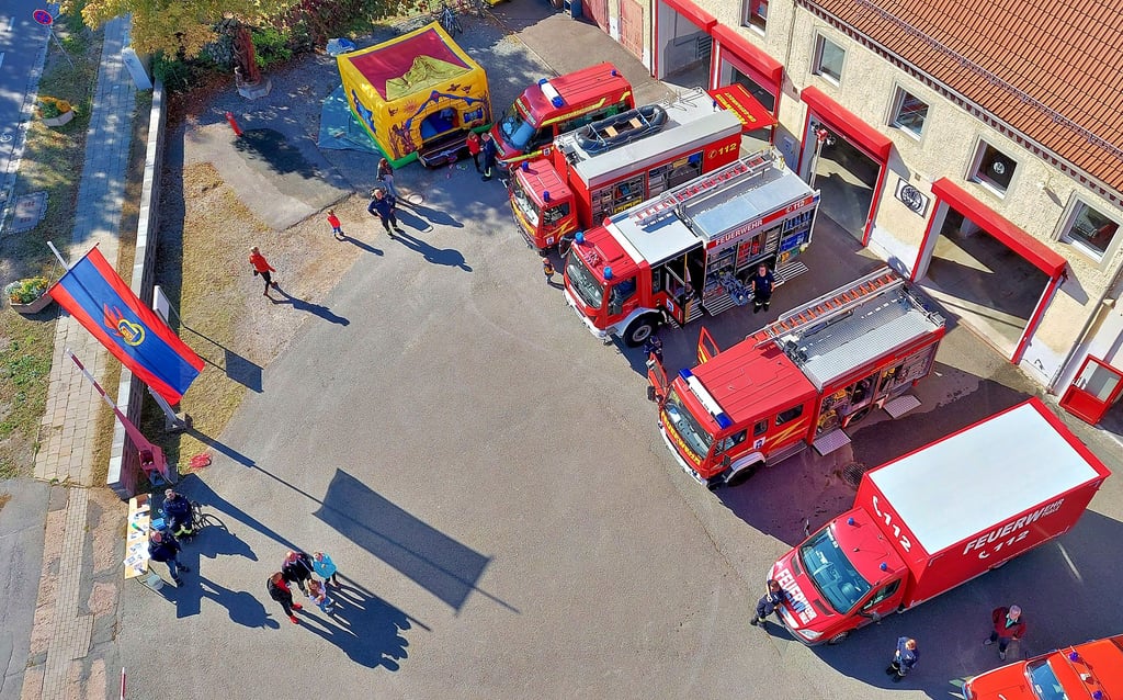 Zum Familientag hatten die Kameraden der Feuerwehr Thale ihre Fahrzeuge auf dem Hof geparkt. Auch eine Hüpfburg war dort aufgeblasen worden.