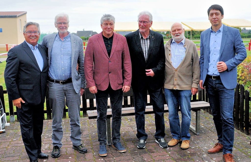 Zur Jubiläumsfeier waren Uwe Bliefert (Stendals ehemaliger Sportminister), Herbert Wollmann (MdB), Peter Ludwig (SLV-Präsident), Siegfried Wille (Jubiläums-Veranstalter), Volker Stephan (früherer OB Stendal) und Patrick Puhlmann (Landrat, von links) vor Ort im Stadion.
