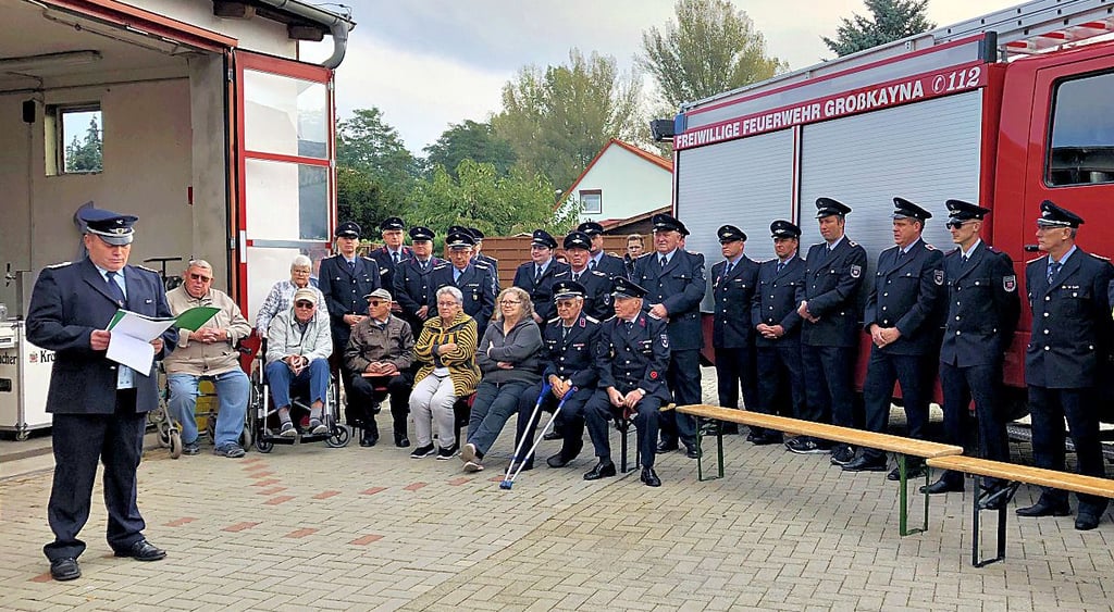 Beim Festappell zum 100. Gründungstag der Freiwilligen Feuerwehr Großkayna hielt Wehrleiter Dirk Niedermeyer (links) Rückschau.