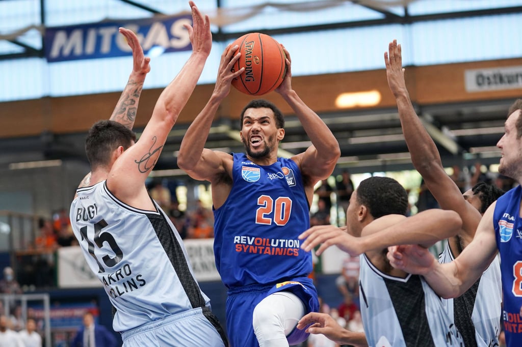 Jamel Morris zieht für den MBC dynamisch zum Korb.