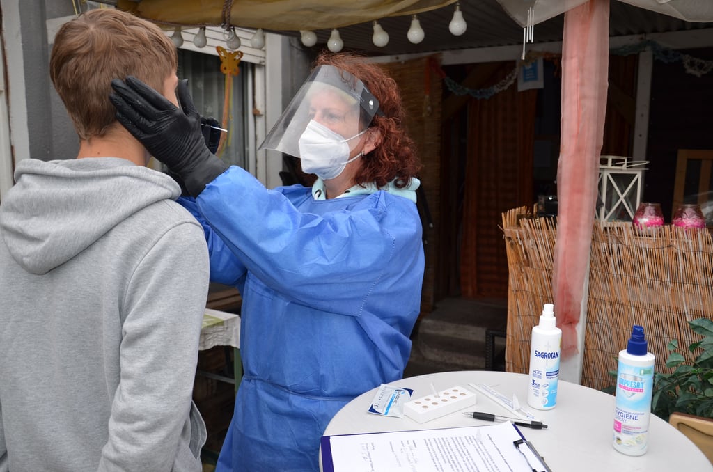 Corona-Schnelltests wie in so einem anerkannten Testzentrum von Anja Bertram in Löderburg, sind für 17-Jährige und Jüngere noch kostenlos. Auch Schwangere und Personen mit Kontraindikation sind von der Zahlung von 18 Euro, die so ein Test ab Montag dieser Woche kostet, ausgenommen. Und außerdem, wer sich nach Quarantäne-Anordnung des Gesundheitsamts "frei-testen" lassen muss.
