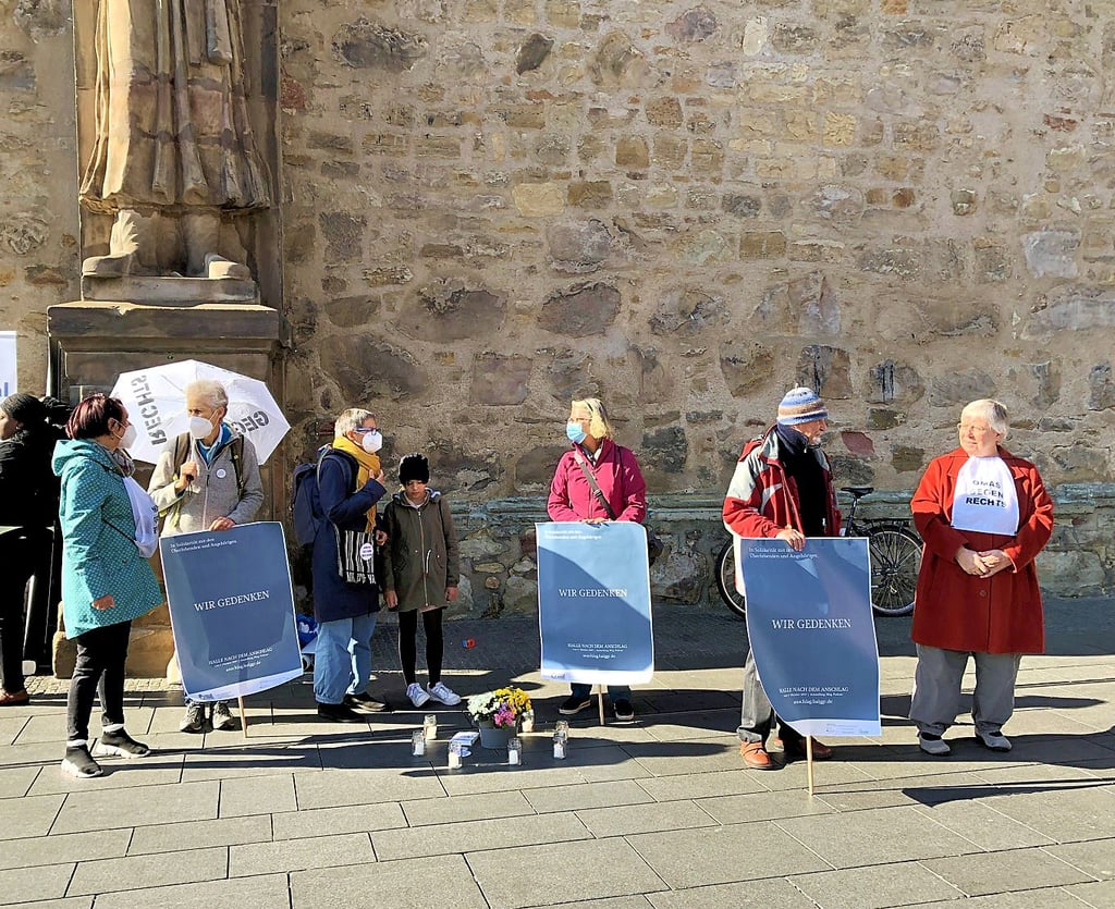Halles Bündnis „Omas gegen Rechts“ hat an mehreren Orten - wie hier am Roten Turm auf dem Markt - mit Kerzen und Blumen der Opfer des Anschlags gedacht.
