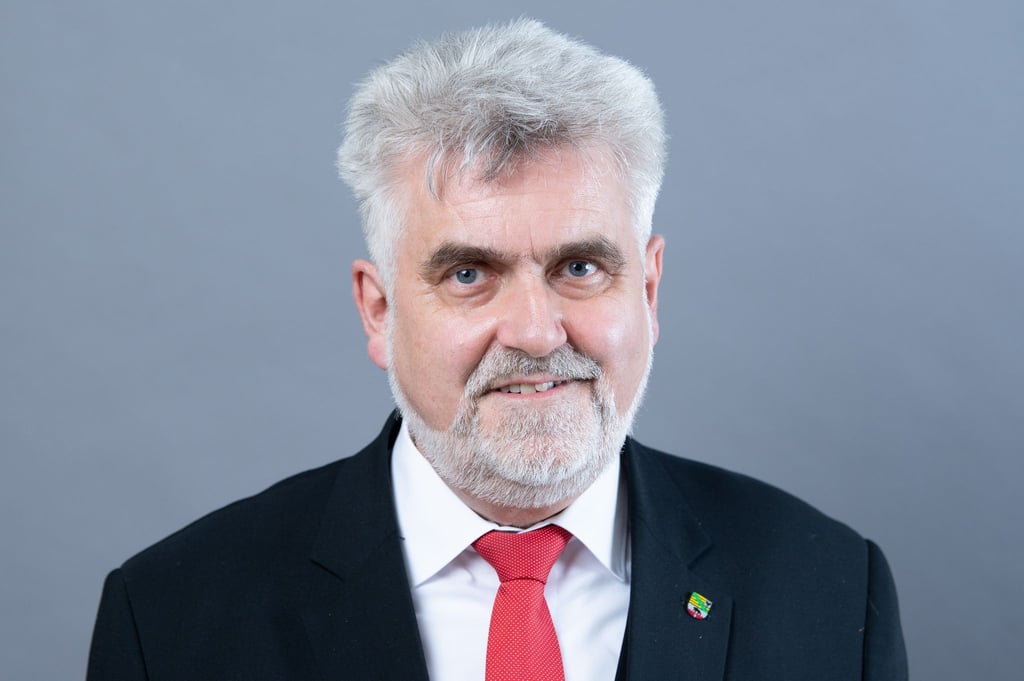 Armin Willingmann (SPD), Umweltminister von Sachsen-Anhalt, schaut in die Kamera.