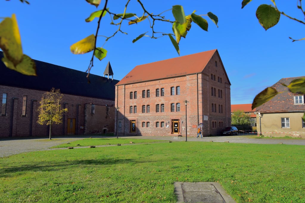 Das Liboriushaus, ein ehemaliges Speichergebäude vor der Kirche, wird zu einem „Haus der Wirtschaft“.