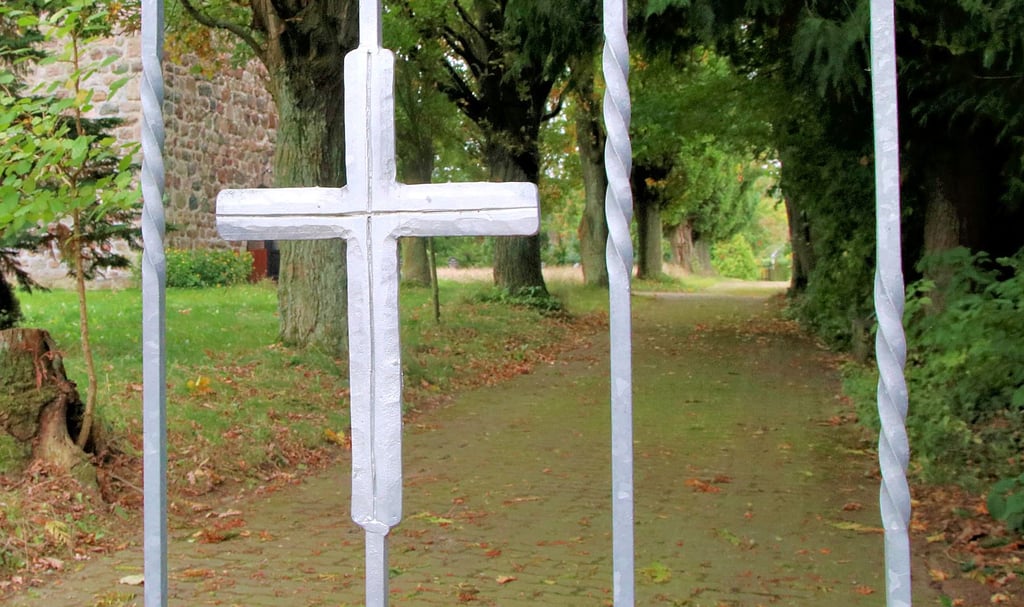 Eingang zum Kirchengelände in Grimme. Gern wären die Mitglieder hier unabhängiger von ihrer Landeskirche, vor allem in finanziellen Dingen wünschen sie sich mehr Freiheit.