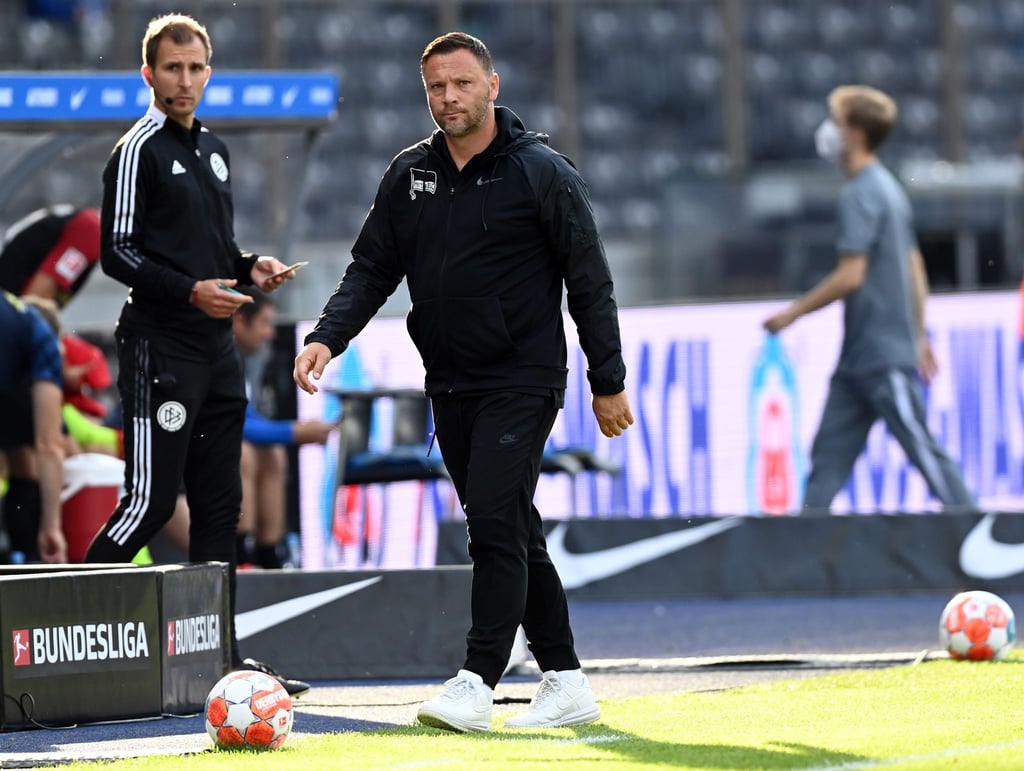 Herthas Cheftrainer Pal Dardai verlässt bei Spielende die Coaching-Zone.