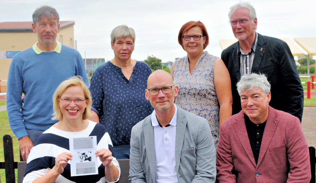 Exakt wie auf dem kleinen Foto (links), das 1994 im SAW-Studio Magdeburg aufgenommen wurde, positionierten sich Stendals Leichtathleten Jörg Mertens, Kerstin Müller, Ina Schlieker, Siggi Wille (oben von links), Peter Ludwig und Rayk Wille (von rechts) beim Jubiläumsfest neben Moderatorin Dörthe Graner.