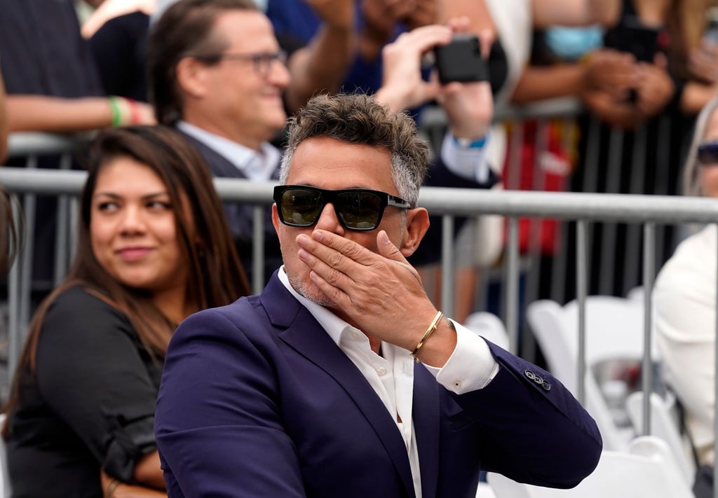 Der spanische Musiker Alejandro Sanz auf dem Walk of Fame in Los Angeles. Der 52-Jährige enthüllte am Freitag eine Sternenplakette mit seinem Namen im Herzen von Hollywood.
