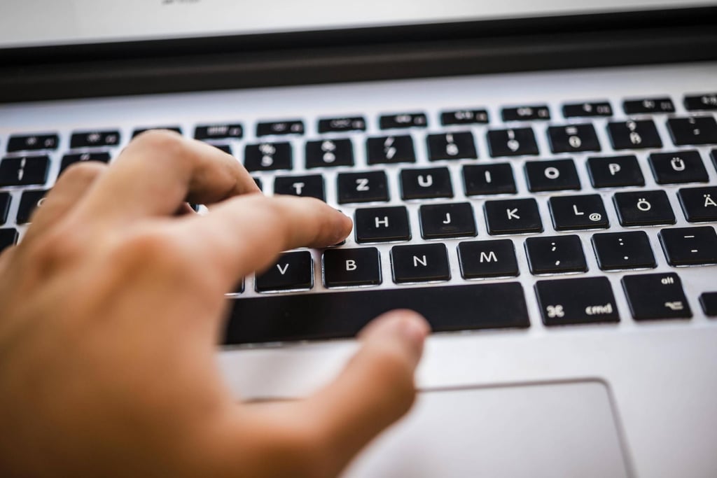 Blick auf eine Computertastatur