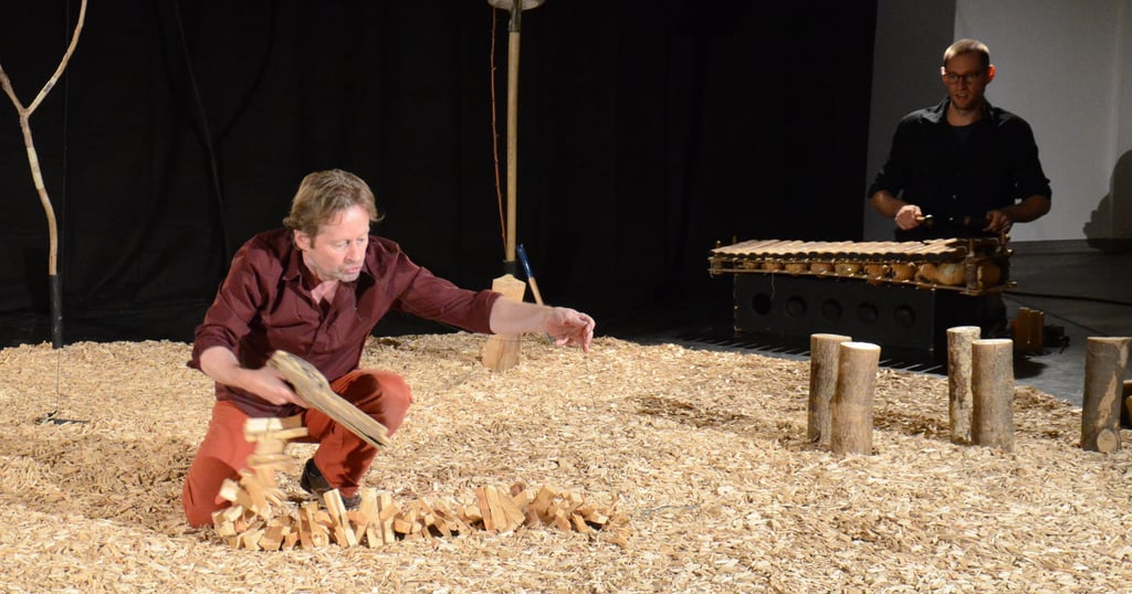 Aus Holz Figuren entstehen zu lassen und die Vielseitigkeit des Materials aufzeigen, war Ansinnen von „Holzklopfen“. Kalbenser Hortkinder schauten sich das Theaterstück an. .