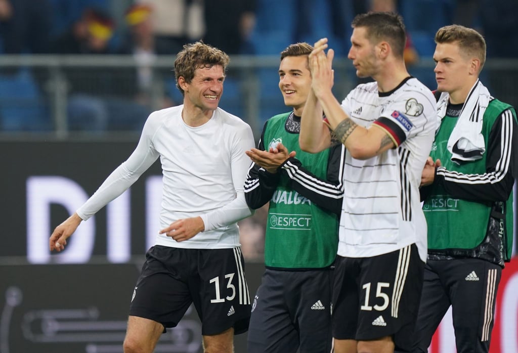 So kann es weitergehen: Die deutschen Nationalspieler feiern den mit Leidenschaft erkämpften Sieg.